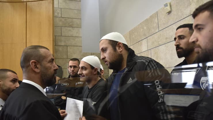 הנאשמים בבית המשפט המחוזי בנצרת, הבוקר (צילום: שרון צור) החשודים והנאשמים בהברחת אמל"ח מסוריה, בדיון במחוזי נצרת