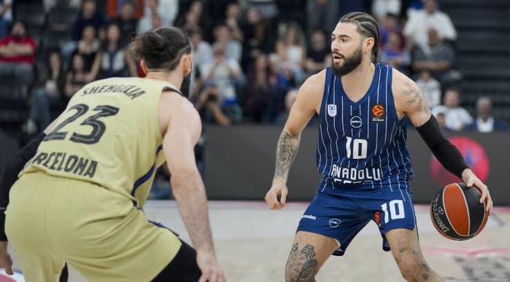 איסיה קורדיניר עם הכדור