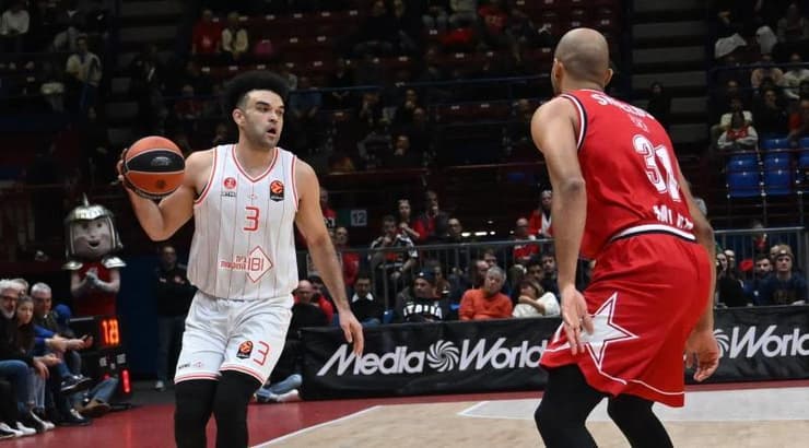 אלייז'ה בראיינט עם הכדור