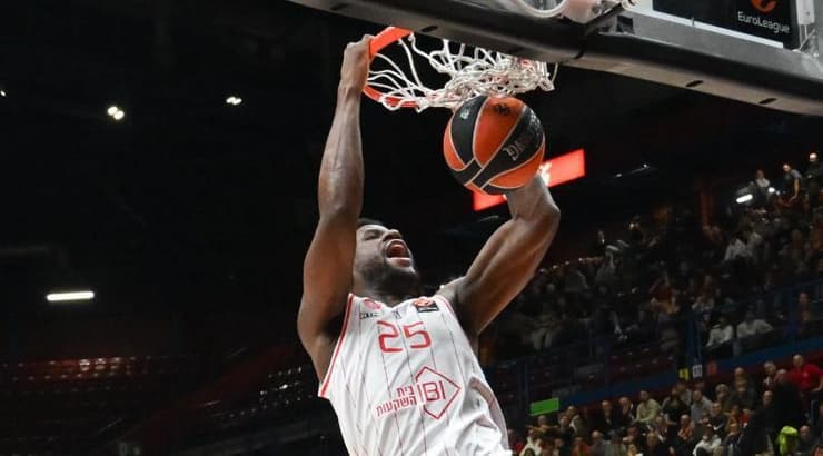 דן אוטורו מטביע בעוצמה