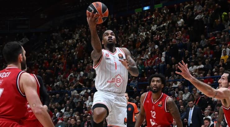 כריס ג'ונס עולה לזריקה