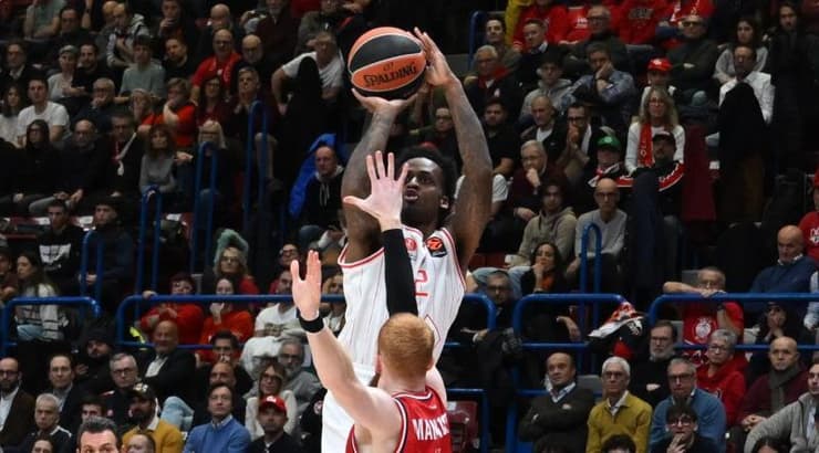 אנטוניו בלייקני עולה לזריקה