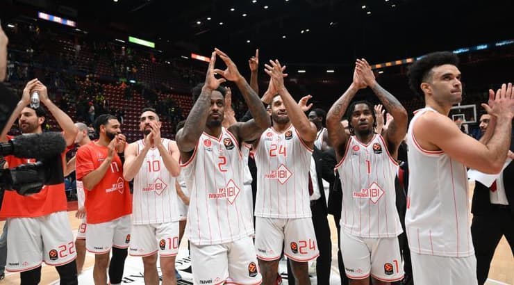 שחקני הפועל תל אביב חוגגים