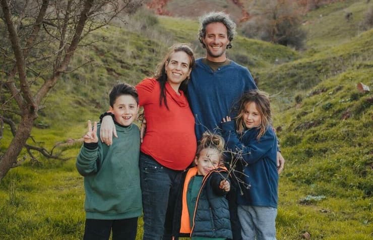 שגיא מור ומשפחתו