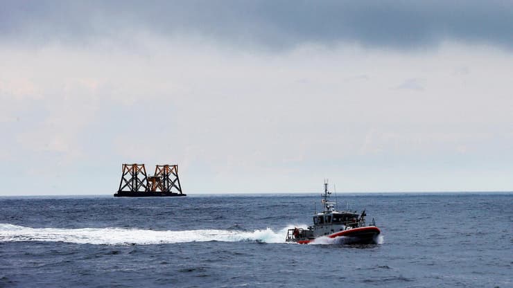 סירה של משמר החופים האמריקני (צילום: רויטרס/REUTERS/Brian Snyder) סירה של משמר החופים האמריקני