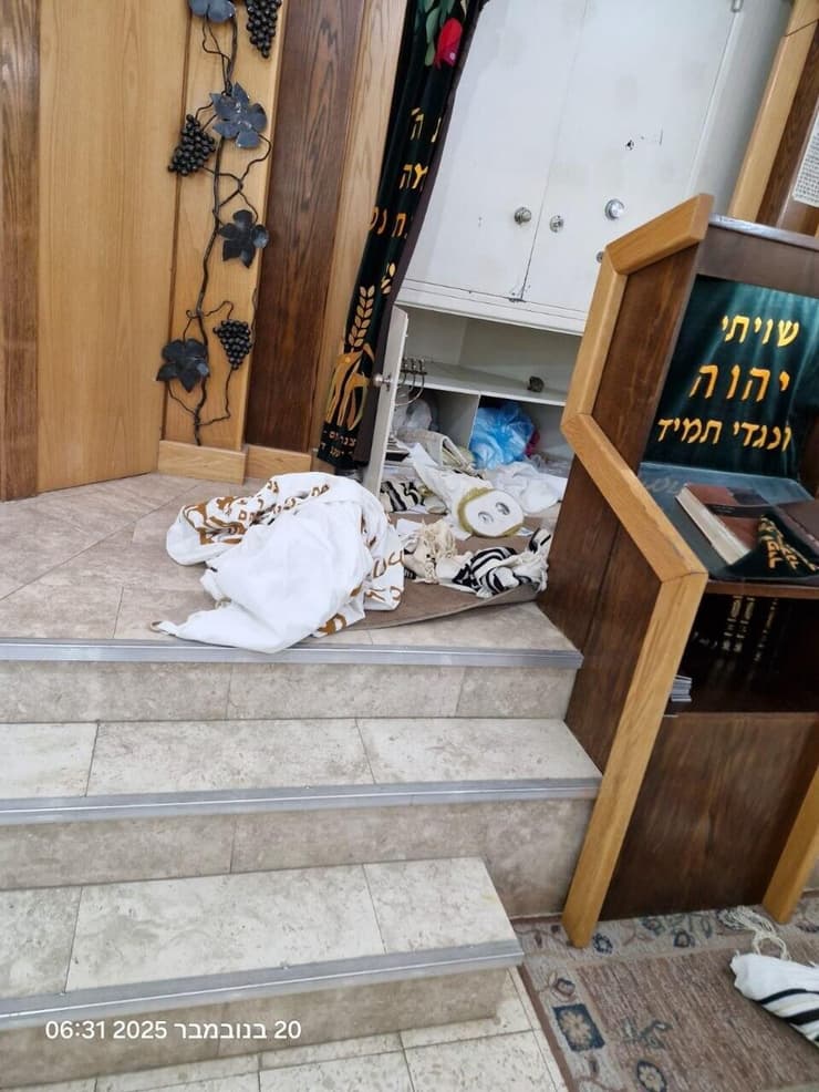 טליתות ופריטים נוספים על הרצפה ליד ארון הקודש (צילום: משה מליק) טליתות ופריטים נוספים על הרצפה ליד ארון הקודש