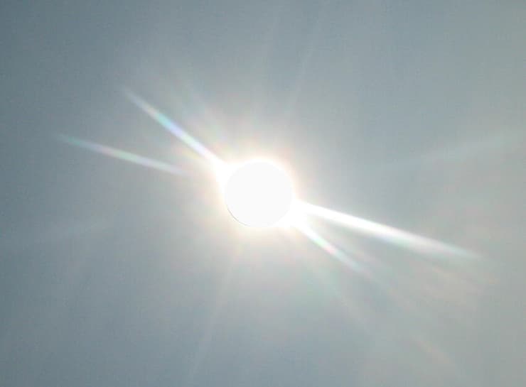 לא להסתכל ישירות – זה מסוכן! צילום של השמש בשמי כדור הארץ 