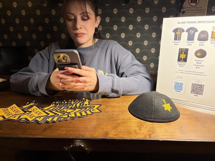 כיות ממותגות עם טלאי צהוב, מישהו? מרצ'נדייז של המחזמר "סלאם פרנק" (צילום: דניאל אדלסון) מרצ'נדייז של המחזמר "סלאם פרנק"