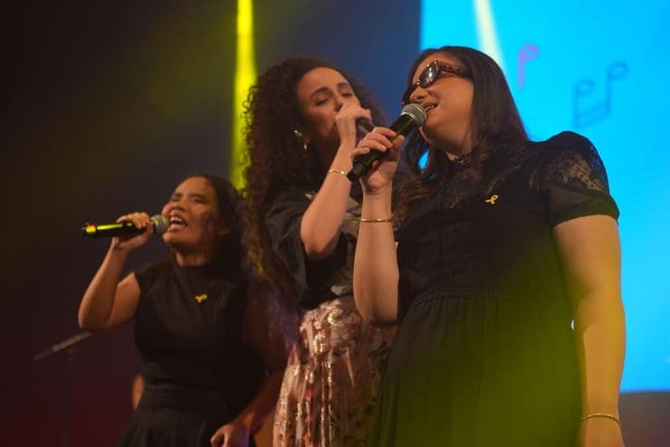 יובל דיין עם להקת "שלווה"