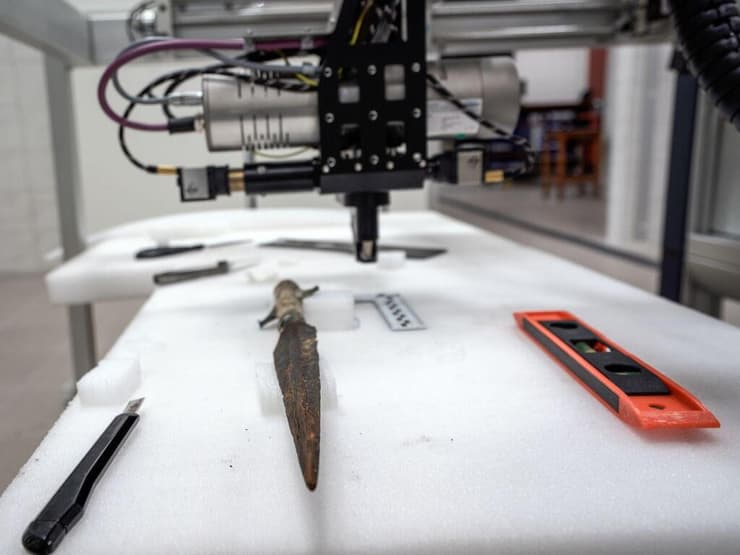 ניתוח מעבדה של אחד מארעבת ראשי החניתות שהתגלו באגם לדניצה שבפולין