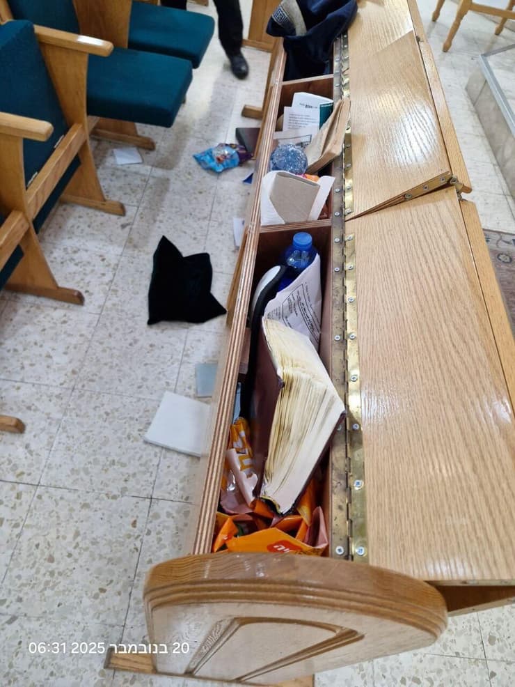 הוונדליזם בבית הכנסת (צילום: משה מליק) הוונדליזם בבית הכנסת