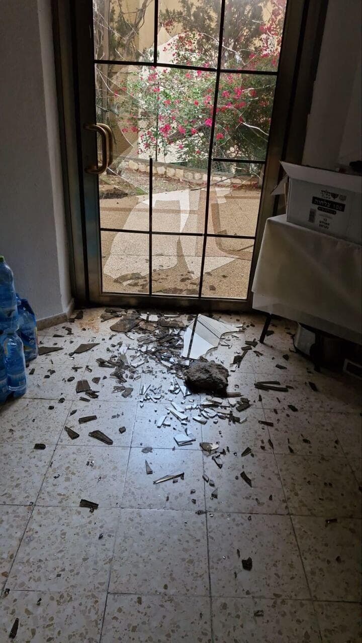 חלונות נופצו (צילום: משה מליק) חלונות נופצו