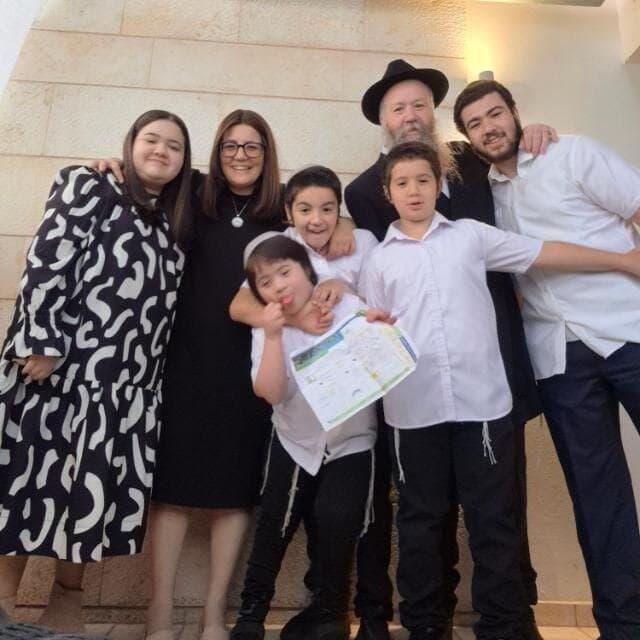 הרב צ'רבינסקי עם אשתו קרן והילדים. "לימד אותי להיות בן אדם הרבה יותר טוב"   