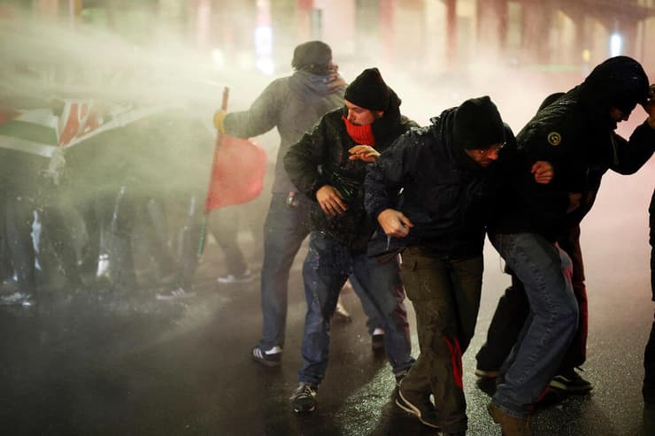 המשטרה הגיבה בגז מדמיע והשתמשה במכת"זית (צילום: REUTERS/Guglielmo Mangiapane) הפגנה בבולוניה לפני המשחק של מכבי ת"א נגד וירטוס