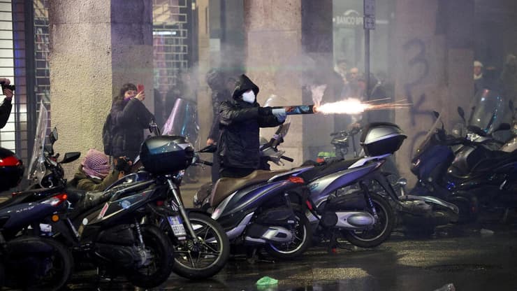 המפגינים יורים זיקוקים על כוחות המשטרה (צילום: REUTERS/Guglielmo Mangiapane) הפגנה בבולוניה לפני המשחק של מכבי ת"א נגד וירטוס