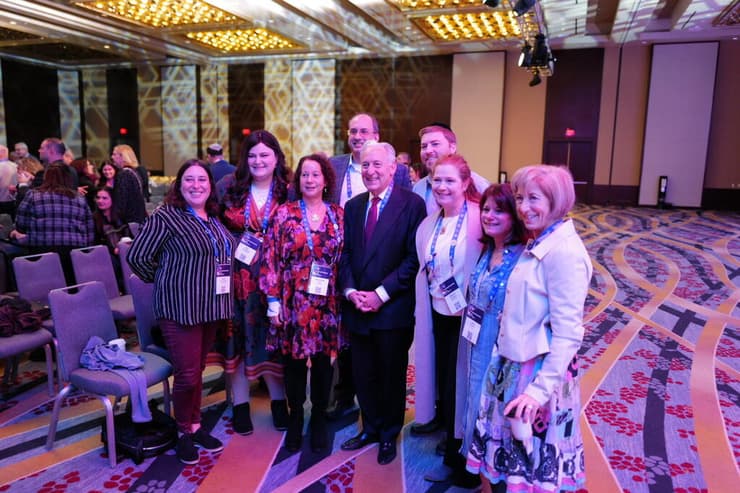 פינגרהוט עם משתתפים בכנס