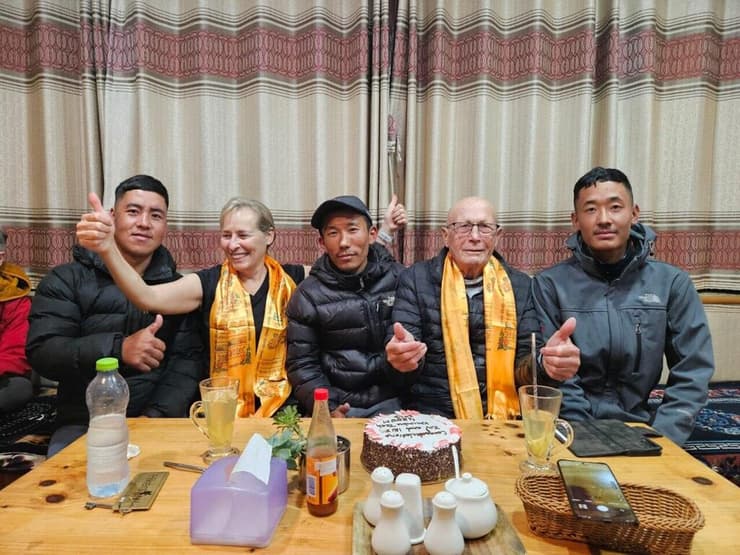 צביקה ועירית עם מדריכים מקומיים בדרך לאוורסט. "הקושי היה בעיקר מנטלי"   