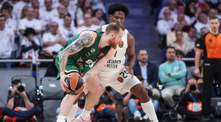 אינייס ברדזאיקיס ואנדרס פליס במאבק