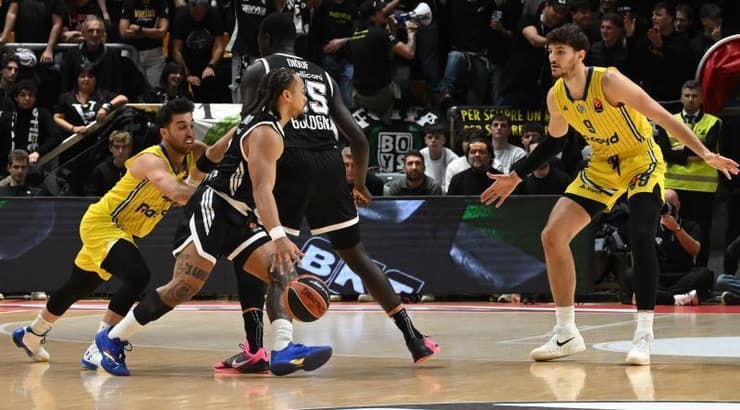 קארסן אדוארדס חולף על פני תמיר בלאט