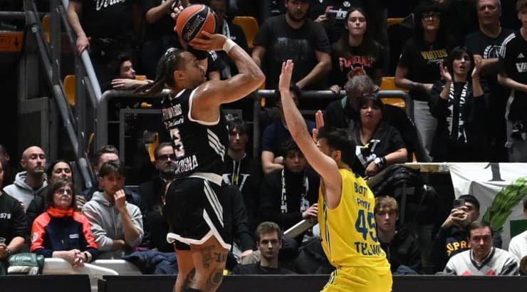 קארסן אדוארדס תופר שלשה מעל תמיר בלאט