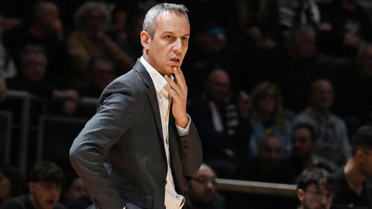 בדרך הביתה. קטש (צילום: REUTERS/Jennifer Lorenzini) מאמן מכבי ת"א עודד קטש