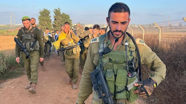 "דאג לכל אחד מהחיילים שלו באופן הכי פרטני ואישי שיש". דביר ז"ל עם פקודיו (צילום: באדיבות המשפחה) רס"ן דביר ציון רווח ז"ל