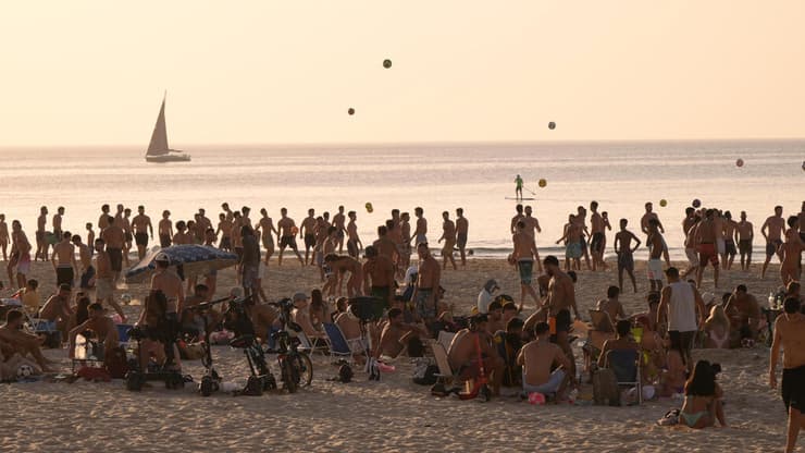 שיאי טמרפטורה לעונה. מתרחצים בחוף בת"א (צילום: יובל חן) נופשים בחוף בוגרשוב