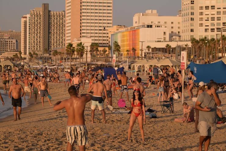 נופשים בחוף בוגרשוב