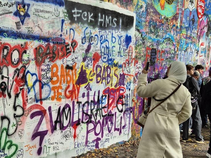 דגל ישראל וכתובת נגד חמאס בקיר ג'ון לנון בפראג