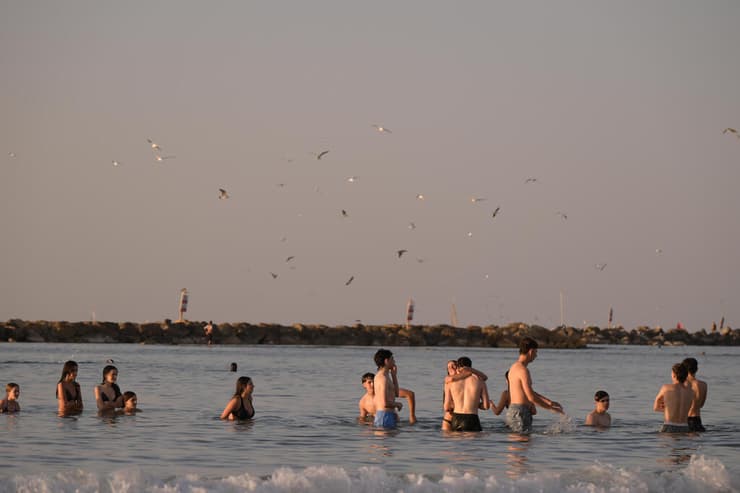 נופשים בחוף בוגרשוב