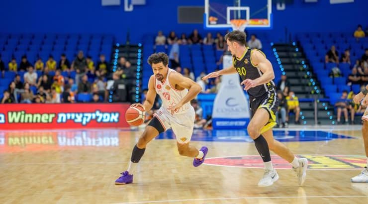 אור קורנליוס שומר על קולין מלקולם (רועי כפיר) אור קורנליוס שומר על קולין מלקולם