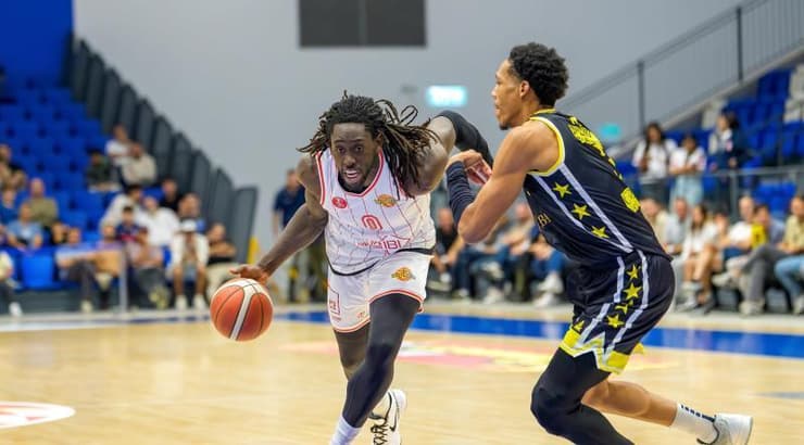 ג'ונתן מוטלי חודר לסל (רועי כפיר) ג'ונתן מוטלי חודר לסל