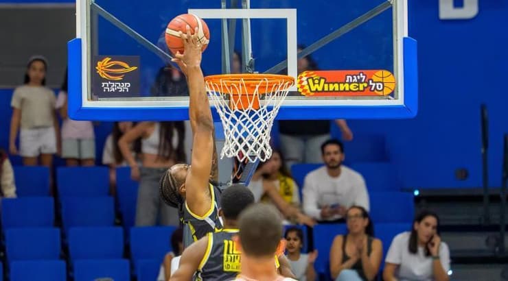 ניק אונגנדה מטביע בחוזקה (רועי כפיר) ניק אונגנדה מטביע בחוזקה