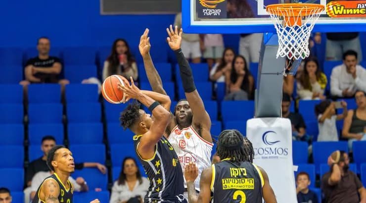 אוטיס פרייז'ר בין שחקני הפועל תל אביב (רועי כפיר) אוטיס פרייז'ר בין שחקני הפועל תל אביב