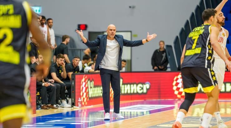 אריס ליקויאניס עצבני על הקוויםן (רועי כפיר) אריס ליקויאניס עצבני על הקוויםן