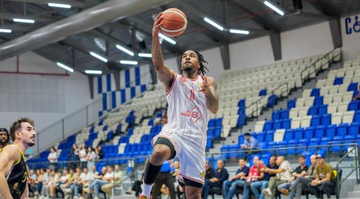 כריס ג'ונס עולה לזריקה (רועי כפיר) כריס ג'ונס עולה לזריקה