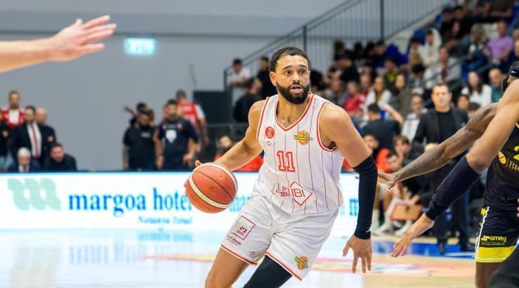 טיילר אניס חודר לסל (רועי כפיר) טיילר אניס חודר לסל