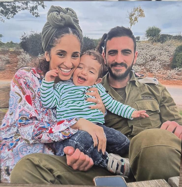 דביר ז"ל עם אשתו אור ובנו צור. "מרגיש בחסרונו של אבא" (צילום: באדיבות המשפחה) רס"ן דביר ציון רווח ז"ל