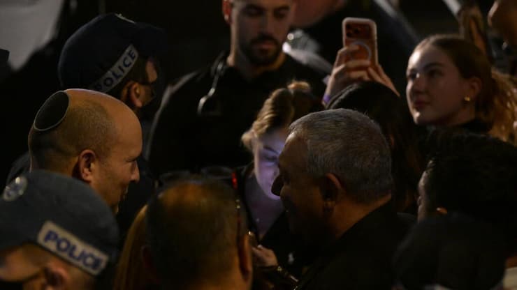 איזנקוט ובנט זה לצד זה (צילום: יובל חן) הפגנה בכיכר הבימה בקריאה לועדת חקירה ממלכתית