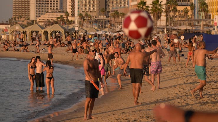 נופשים בחוף בוגרשוב