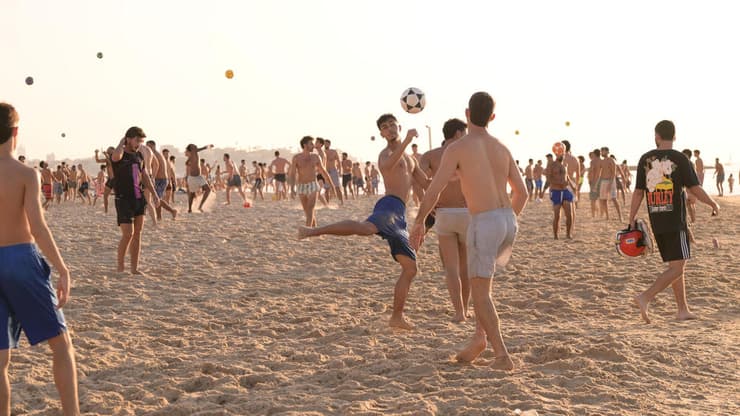 נופשים בחוף בוגרשוב