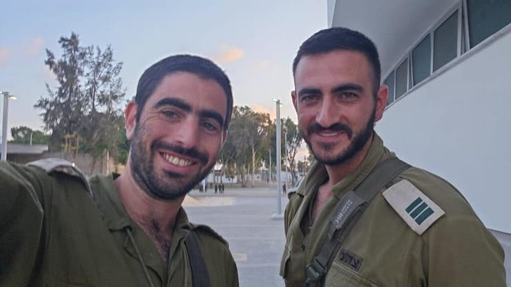 דביר ז"ל (מימין) במפגש עם בן הדוד נתנאל הרשקוביץ ז"ל, לפני הכניסה לעזה מפגש עם בן הדוד נתנאל הרשקוביץ ז"ל לפני הכניסה לעזה, נתנאל נפל 3 חודשים לפני דביר