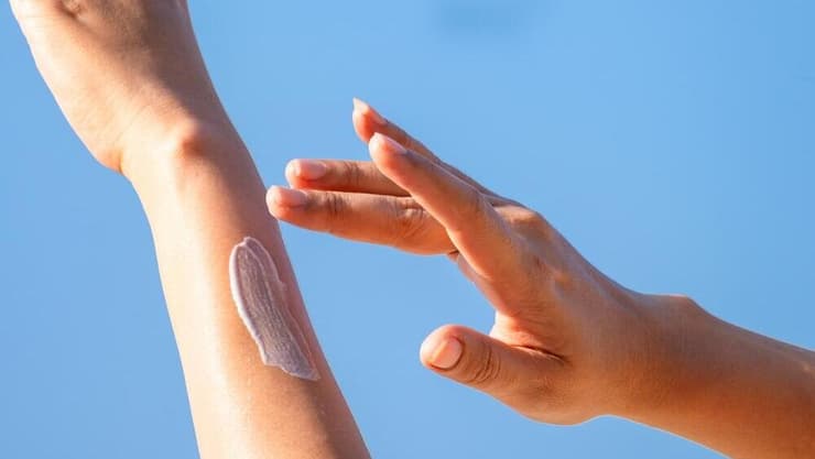 שימוש קבוע בקרם הגנה רחב-טווח (SPF 30 ומעלה) מסייע בהפחתת נזקי קרינת UV ובהגנה על העור (צילום: shutterstock) קרם הגנה חשיפה לשמש שיזוף