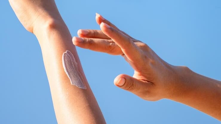 קרם הגנה. האם הוא מסוכן? (צילום: shutterstock) קרם הגנה חשיפה לשמש שיזוף