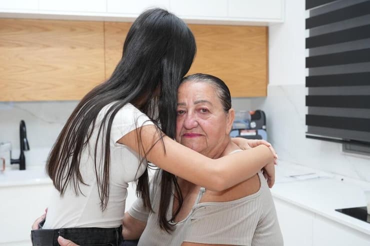 נועה וסבתא קלי. "בגלל הקשר המיוחד בינינו, לא יכולתי להגיד לה לא"    