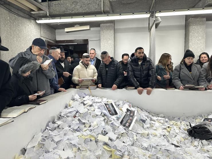 שורדי שבי ובני משפחותיהם ליד קברו של הרבי מלובביץ'