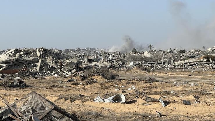 רפיח ההרוסה. "העסקת חברה פלסטינית תהיה מקובלת יותר על תושבי עזה" (צילום: רון קריסי) כתב וויינט רון קריסי, עם הכוחות ברפיח, רצועת עזה