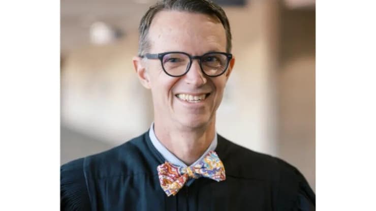 ארה"ב שופט התחפש ל אלביס אלוויס פרסלי ב דיון ו נאלץ להתפטר