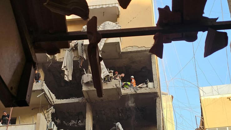 הזירה בדאחייה (צילום: AFP) תקיפה בדאחייה