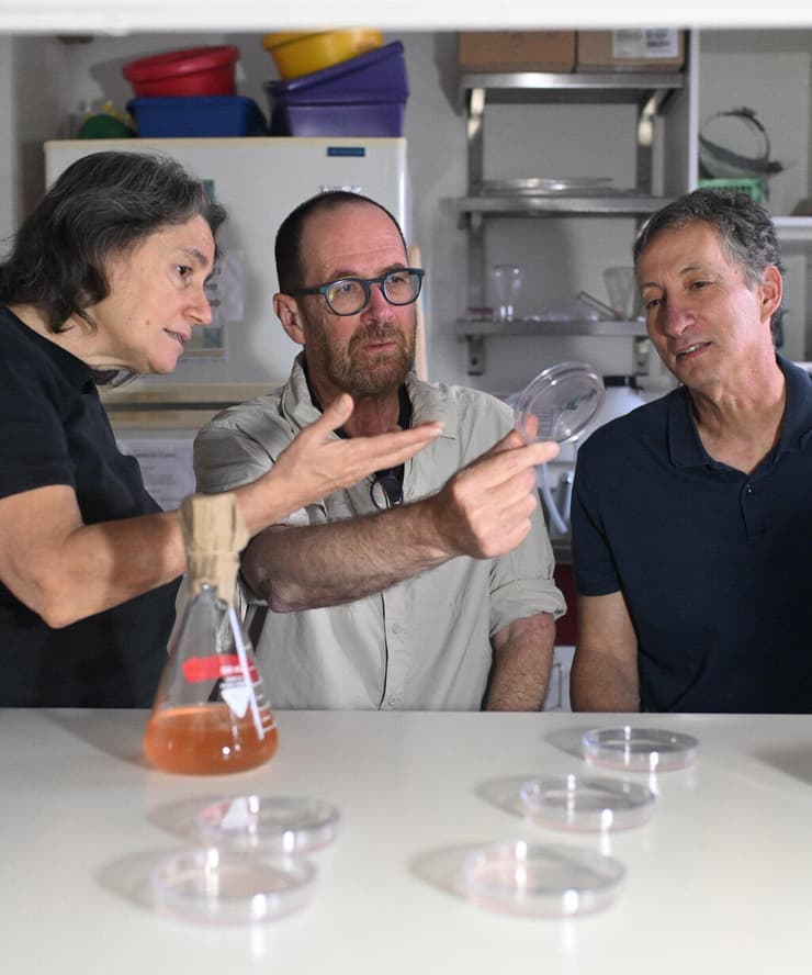 מימין לשמאל: פרופ' עודד קליפלד, פרופ' דבי לינדל ופרופ' עודד בז'ה 